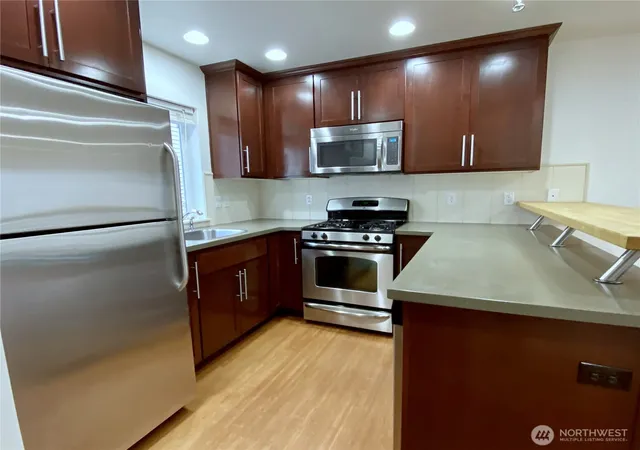 Photo 3 of Townhouse for sale at 662 Ne 40th Street, Seattle, WA 98105 | MLS# NWM2594368 | Listing updated on 2026-10-18