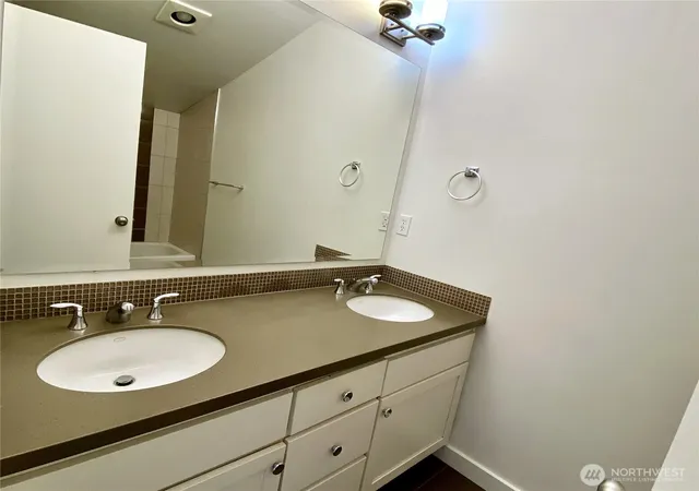 Photo 3 of Townhouse for sale at 662 NE 40th Street, Seattle, WA 98105 | MLS# NWM2594368 | Listing updated on 2026-10-18