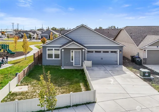 Photo 1 of Single family home for sale at 1009 W Maple Dr, Moses Lake, WA 98837 | MLS# NWM2594405 | Listing updated on 2026-10-20