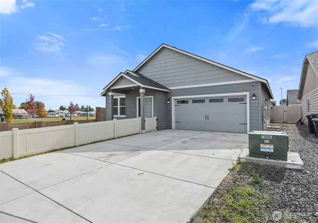 Photo 2 of Single family home for sale at 1009 W Maple Dr, Moses Lake, WA 98837 | MLS# NWM2594405 | Listing updated on 2026-10-20