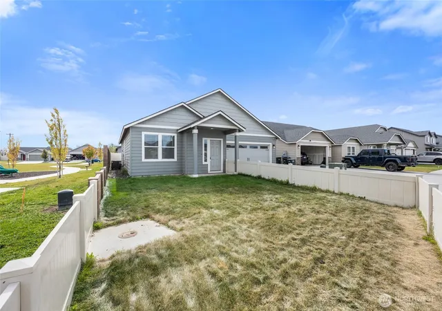 Photo 3 of Single family home for sale at 1009 W Maple Dr, Moses Lake, WA 98837 | MLS# NWM2594405 | Listing updated on 2026-10-20