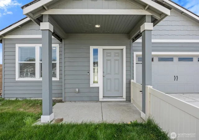 Photo 3 of Single family home for sale at 1009 W Maple Dr, Moses Lake, WA 98837 | MLS# NWM2594405 | Listing updated on 2026-10-20