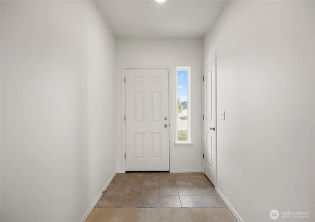 Photo 4 of Single family home for sale at 1009 W Maple Dr, Moses Lake, WA 98837 | MLS# NWM2594405 | Listing updated on 2026-10-20