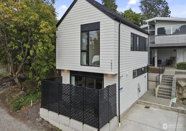 Photo 1 of Single family home for sale at 7507 Latona Ave Ne, Seattle, WA 98115 | MLS# NWM2594406 | Listing updated on 2026-10-16