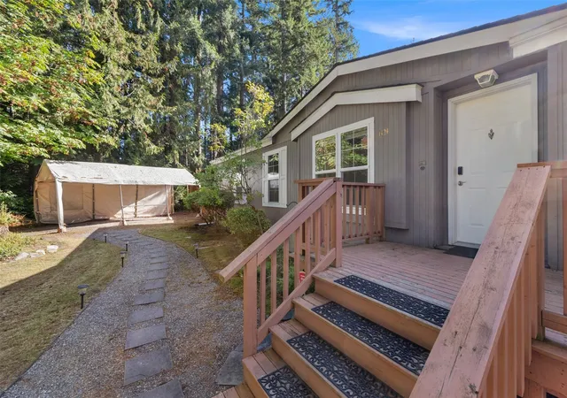 Photo 2 of Manufactured home for sale at 1424 129th Street Se, Everett, WA 98208 | MLS# NWM2594434 | Listing updated on 2026-10-18