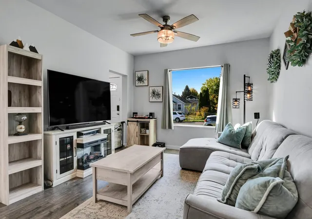 Photo 3 of Single family home for sale at 2417 State St, Everett, WA 98201 | MLS# NWM2594535 | Listing updated on 2026-10-21