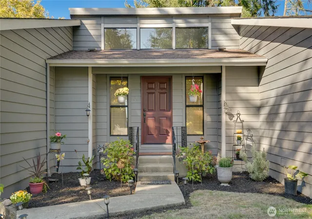 Photo 3 of Sale Pending at 907 Powell St, Steilacoom, WA 98388 | MLS# NWM2594549 | Listing updated on 2026-10-26
