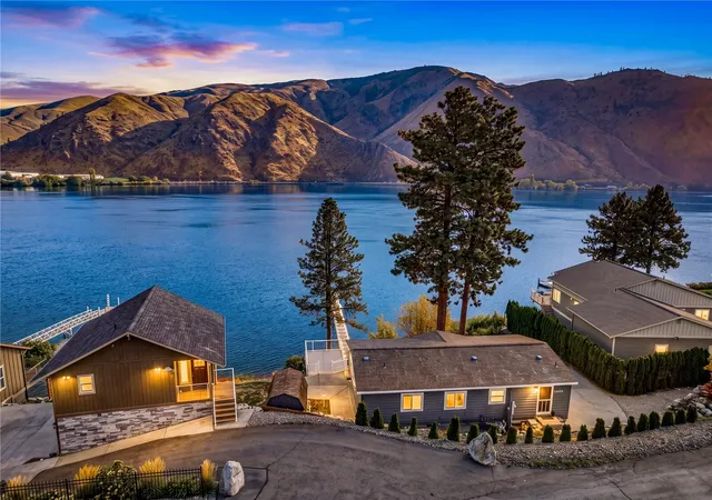 Photo 3 of Manufactured home for sale at 15075 N Lakeshore Dr, Entiat, WA 98822 | MLS# NWM2594559 | Listing updated on 2026-10-20
