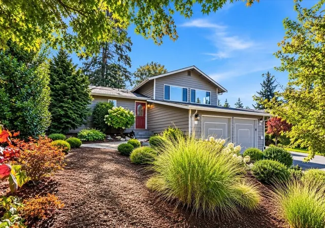Single family home for sale at 915 S 261st Place, Des Moines, WA 98198 | MLS# NWM2594599