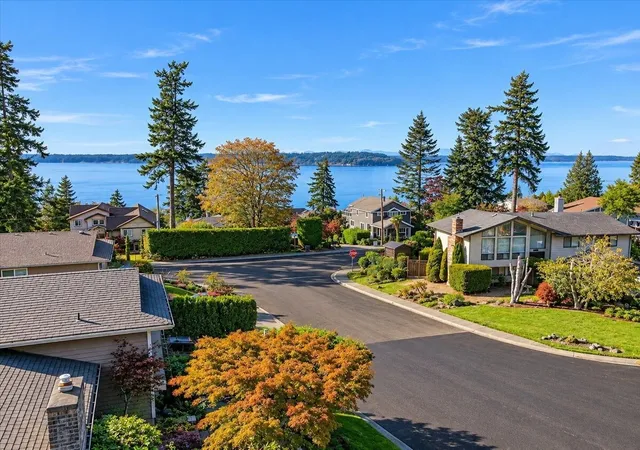 Single family home for sale at 915 S 261st Place, Des Moines, WA 98198 | MLS# NWM2594599