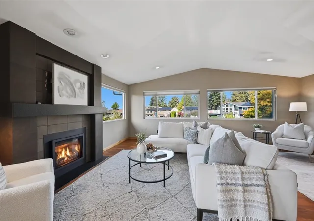Photo 3 of Single family home for sale at 915 S 261st Place, Des Moines, WA 98198 | MLS# NWM2594599 | Listing updated on 2026-10-20