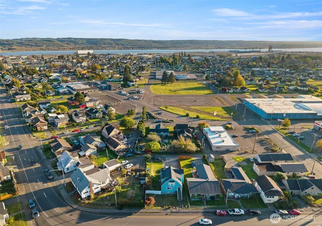 Photo 4 of Single family home for sale at 1300 Simpson Ave, Aberdeen, WA 98520 | MLS# NWM2594620 | Listing updated on 2026-10-19