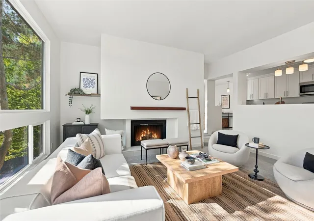 Photo 3 of Sale Pending at 2500 W Manor Pl #318, Seattle, WA 98199 | MLS# NWM2594697 | Listing updated on 2026-10-21