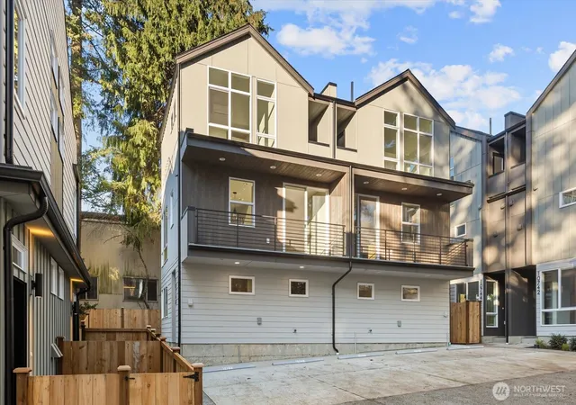 Townhouse for sale at 10746 Interlake Ave N, Seattle, WA 98133 | MLS# NWM2594717