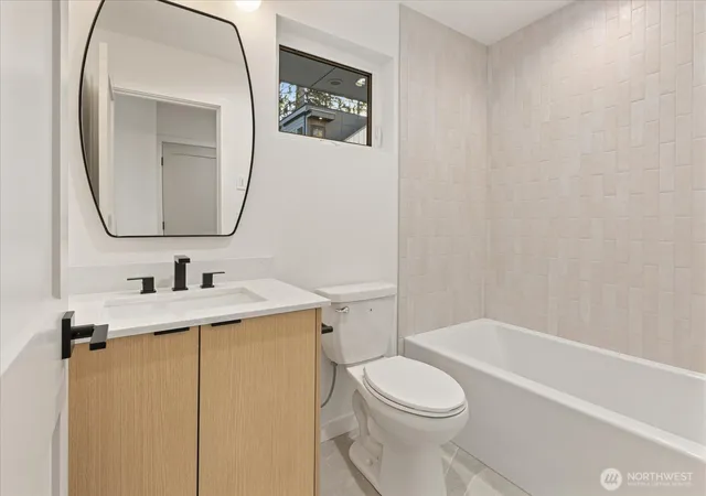 Photo 4 of Townhouse for sale at 10746 Interlake Ave N, Seattle, WA 98133 | MLS# NWM2594717 | Listing updated on 2026-10-15