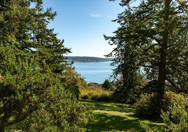 Photo 4 of Single family home for sale at 1200 Crescent Dr, Oak Harbor, WA 98277 | MLS# NWM2594767 | Listing updated on 2026-10-16