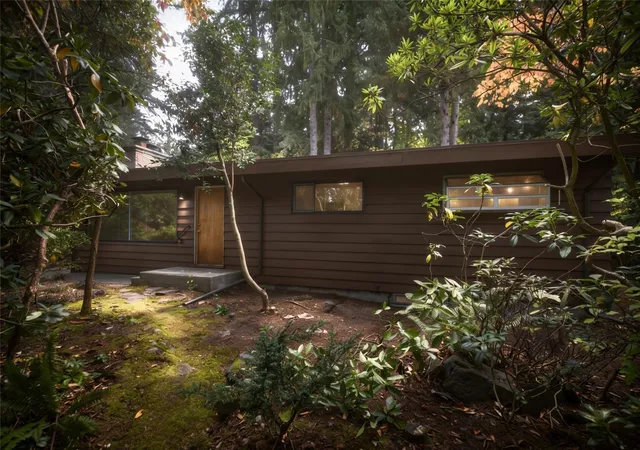 Photo 3 of Single family home for sale at 18456 40th Place Ne, Lake Forest Park, WA 98155 | MLS# NWM2594769 | Listing updated on 2026-10-22