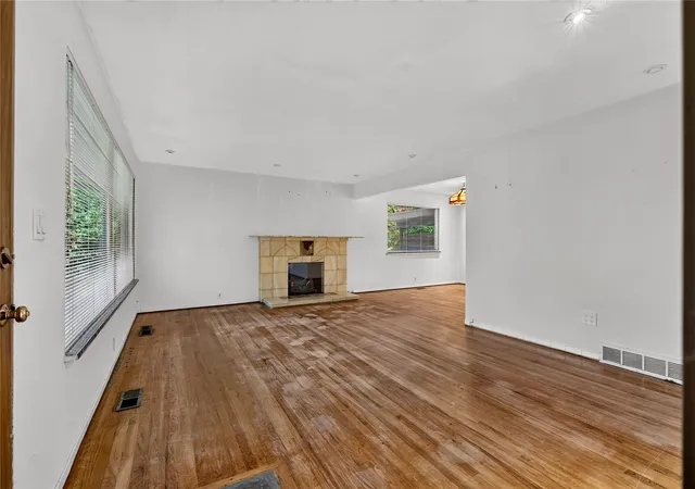 Photo 3 of Single family home for sale at 18456 40th Place NE, Lake Forest Park, WA 98155 | MLS# NWM2594769 | Listing updated on 2026-10-22