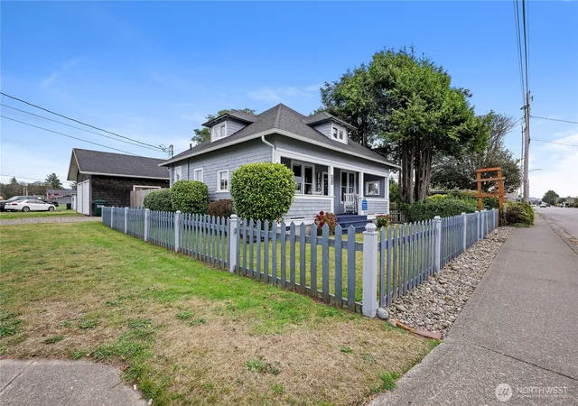 Photo 2 of Single family home for sale at 810 Pacific Ave N, Long Beach, WA 98631 | MLS# NWM2594772 | Listing updated on 2026-10-15