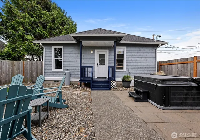 Photo 3 of Single family home for sale at 810 Pacific Ave N, Long Beach, WA 98631 | MLS# NWM2594772 | Listing updated on 2026-10-15