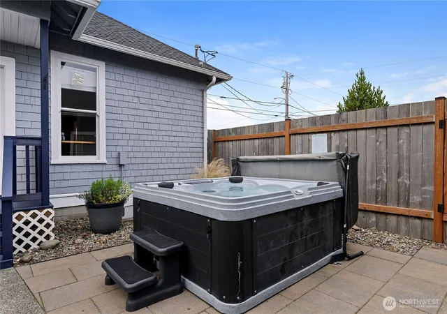 Photo 4 of Single family home for sale at 810 Pacific Ave N, Long Beach, WA 98631 | MLS# NWM2594772 | Listing updated on 2026-10-15