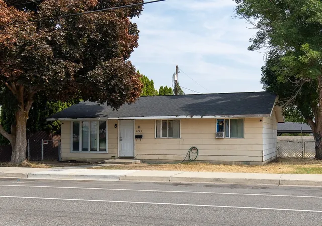 Single family home for sale at 1223 Methow St, Wenatchee, WA 98801 | MLS# NWM2594787