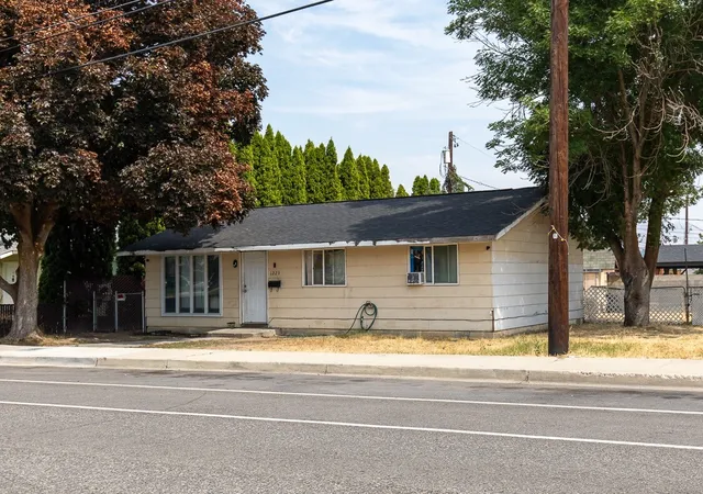 Photo 1 of Single family home for sale at 1223 Methow St, Wenatchee, WA 98801 | MLS# NWM2594787 | Listing updated on 2026-10-15