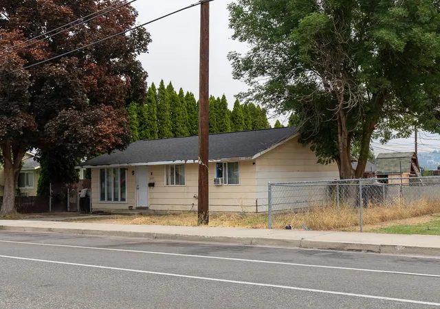 Photo 2 of Single family home for sale at 1223 Methow St, Wenatchee, WA 98801 | MLS# NWM2594787 | Listing updated on 2026-10-15