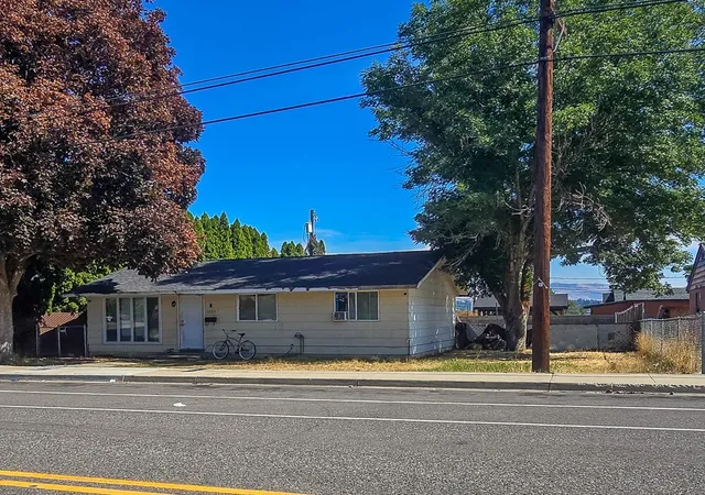 Photo 4 of Single family home for sale at 1223 Methow St, Wenatchee, WA 98801 | MLS# NWM2594787 | Listing updated on 2026-10-15