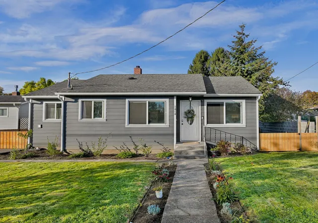 Single family home for sale at 1414 D St, Lynden, WA 98264 | MLS# NWM2594791