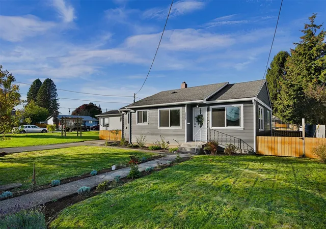 Photo 1 of Single family home for sale at 1414 D St, Lynden, WA 98264 | MLS# NWM2594791 | Listing updated on 2026-10-26