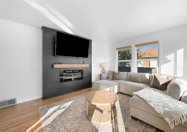 Photo 2 of Single family home for sale at 1414 D St, Lynden, WA 98264 | MLS# NWM2594791 | Listing updated on 2026-10-26