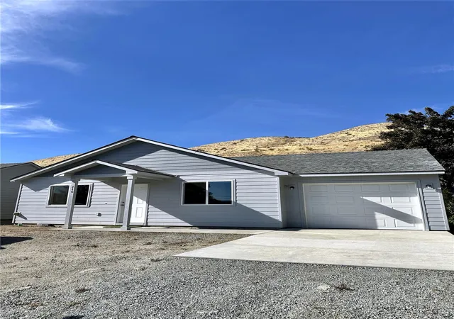 Photo 1 of Single family home for sale at 246 Beach St, Pateros, WA 98846 | MLS# NWM2594877 | Listing updated on 2026-10-16