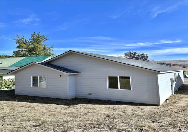 Photo 4 of Single family home for sale at 246 Beach St, Pateros, WA 98846 | MLS# NWM2594877 | Listing updated on 2026-10-16
