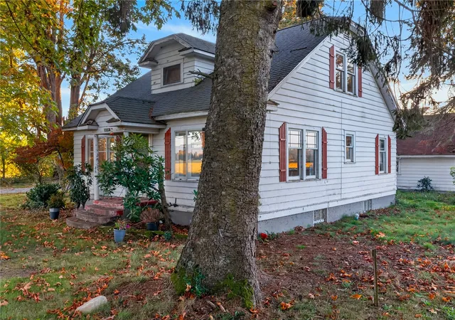 Photo 4 of Single family home for sale at 8596 District Line Rd, Burlington, WA 98233 | MLS# NWM2594881 | Listing updated on 2026-10-21