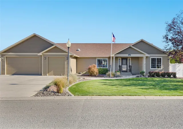 Photo 3 of Single family home for sale at 419 Dandero St SE, Moses Lake, WA 98837 | MLS# NWM2594957 | Listing updated on 2026-10-27
