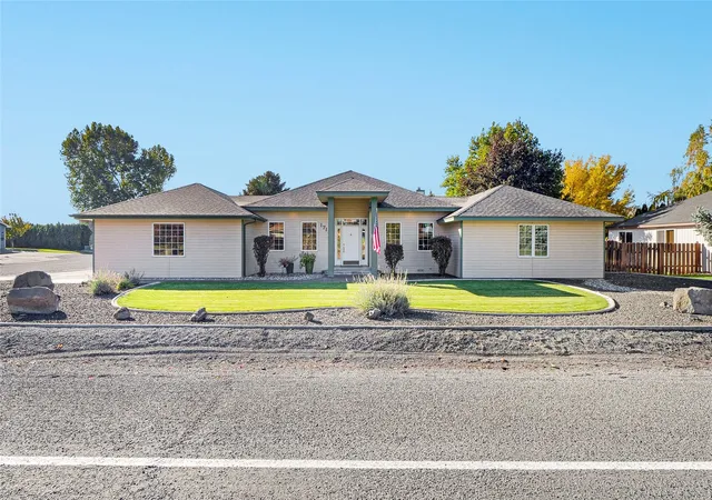 Photo 1 of Single family home for sale at 1713 Ne Fairway Dr, Moses Lake, WA 98837 | MLS# NWM2594973 | Listing updated on 2026-10-26