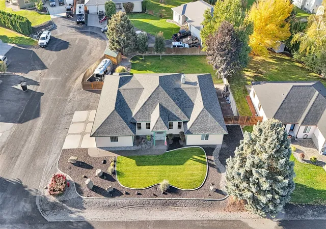 Photo 2 of Single family home for sale at 1713 Ne Fairway Dr, Moses Lake, WA 98837 | MLS# NWM2594973 | Listing updated on 2026-10-26