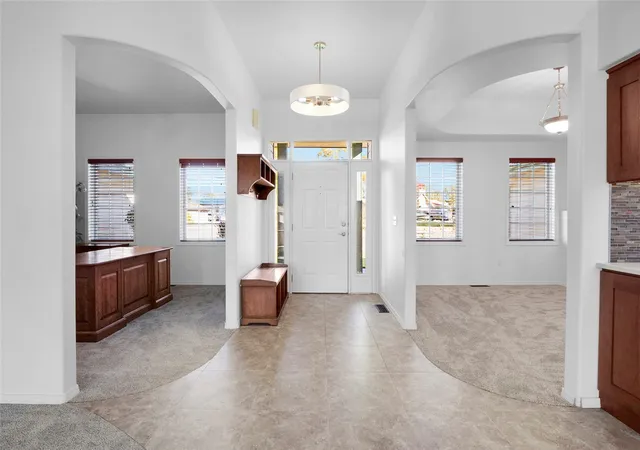 Photo 4 of Single family home for sale at 1713 NE Fairway Dr, Moses Lake, WA 98837 | MLS# NWM2594973 | Listing updated on 2026-10-26