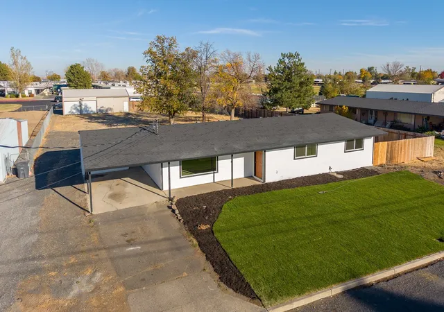 Photo 1 of Single family home for sale at 130 Schilling Dr, Moses Lake, WA 98837 | MLS# NWM2594975 | Listing updated on 2026-10-19