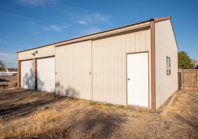 Photo 2 of Single family home for sale at 130 Schilling Dr, Moses Lake, WA 98837 | MLS# NWM2594975 | Listing updated on 2026-10-19
