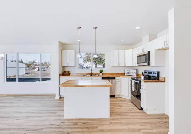 Photo 4 of Single family home for sale at 130 Schilling Dr, Moses Lake, WA 98837 | MLS# NWM2594975 | Listing updated on 2026-10-20