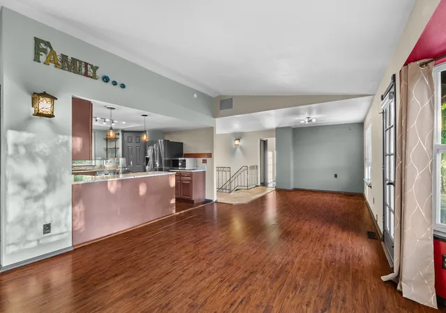 Photo 3 of Single family home for sale at 1531 Vista Dr, Puyallup, WA 98372 | MLS# NWM2595021 | Listing updated on 2026-10-24