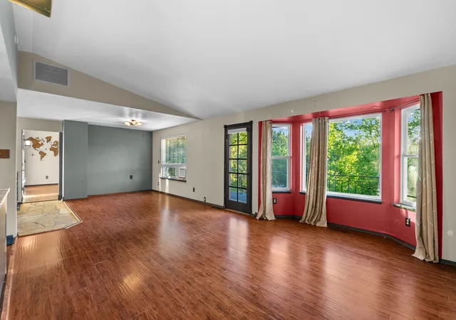 Photo 4 of Single family home for sale at 1531 Vista Dr, Puyallup, WA 98372 | MLS# NWM2595021 | Listing updated on 2026-10-24