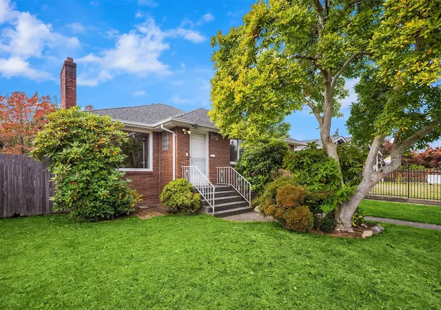 Single family home for sale at 1710 Baker Ave, Everett, WA 98201 | MLS# NWM2595027