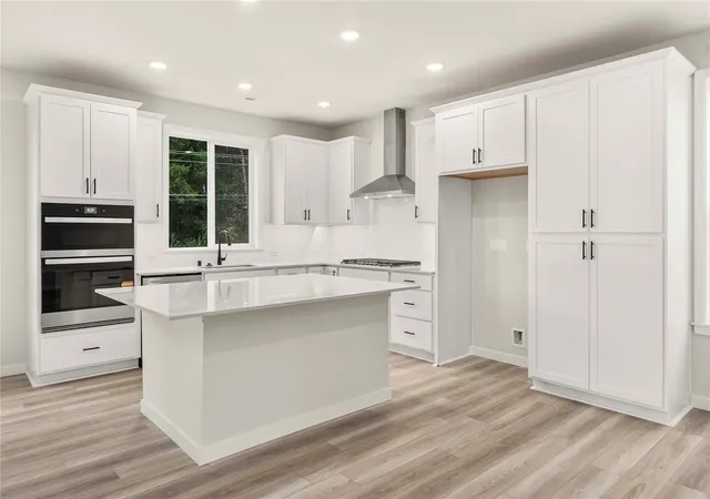 Photo 4 of Single family home for sale at 3911 Flt Top Dr, Bremerton, WA 98312 | MLS# NWM2595046 | Listing updated on 2026-10-26