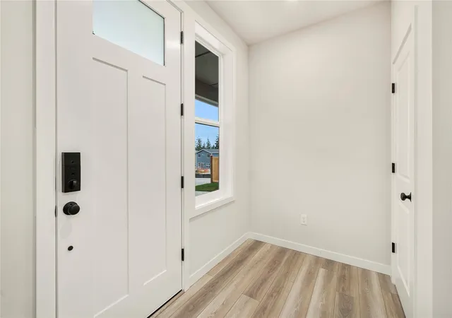 Photo 2 of Single family home for sale at 3911 Flt Top Dr, Bremerton, WA 98312 | MLS# NWM2595046 | Listing updated on 2026-10-26