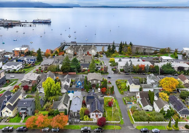 Photo 2 of Single family home for sale at 800 12th Street, Bellingham, WA 98225 | MLS# NWM2595053 | Listing updated on 2026-10-29