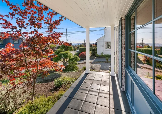 Photo 3 of Single family home for sale at 3027 38th Avenue W, Seattle, WA 98199 | MLS# NWM2595066 | Listing updated on 2026-10-28