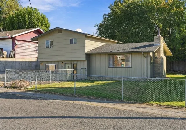 Single family home for sale at 777 N Jerome Ln, East Wenatchee, WA 98802 | MLS# NWM2595117